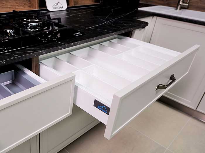 кухня с МДФ фасадами красного цвета